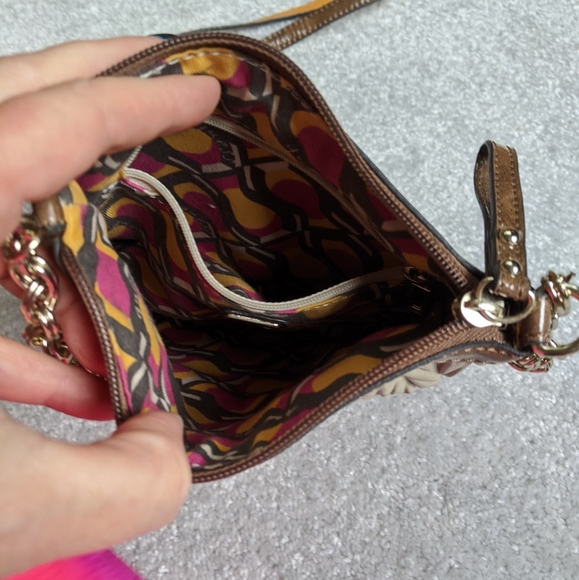 Guess crossbody purse - Picture 2 of 7